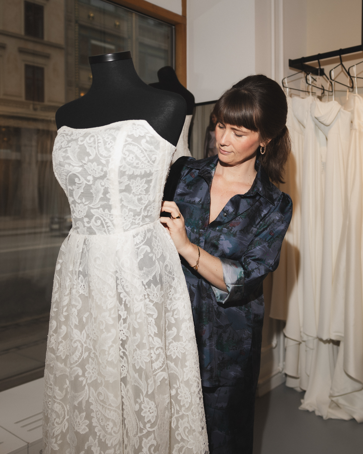 Maria Bindslev-Hansen ordner en brudekjole hos Dress Studio Copenhagen.