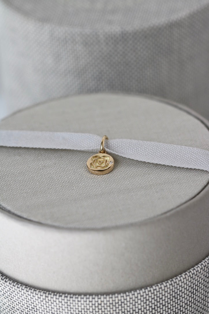 Inner Peace Rodchakra vedhæng - 18kt Rødguld