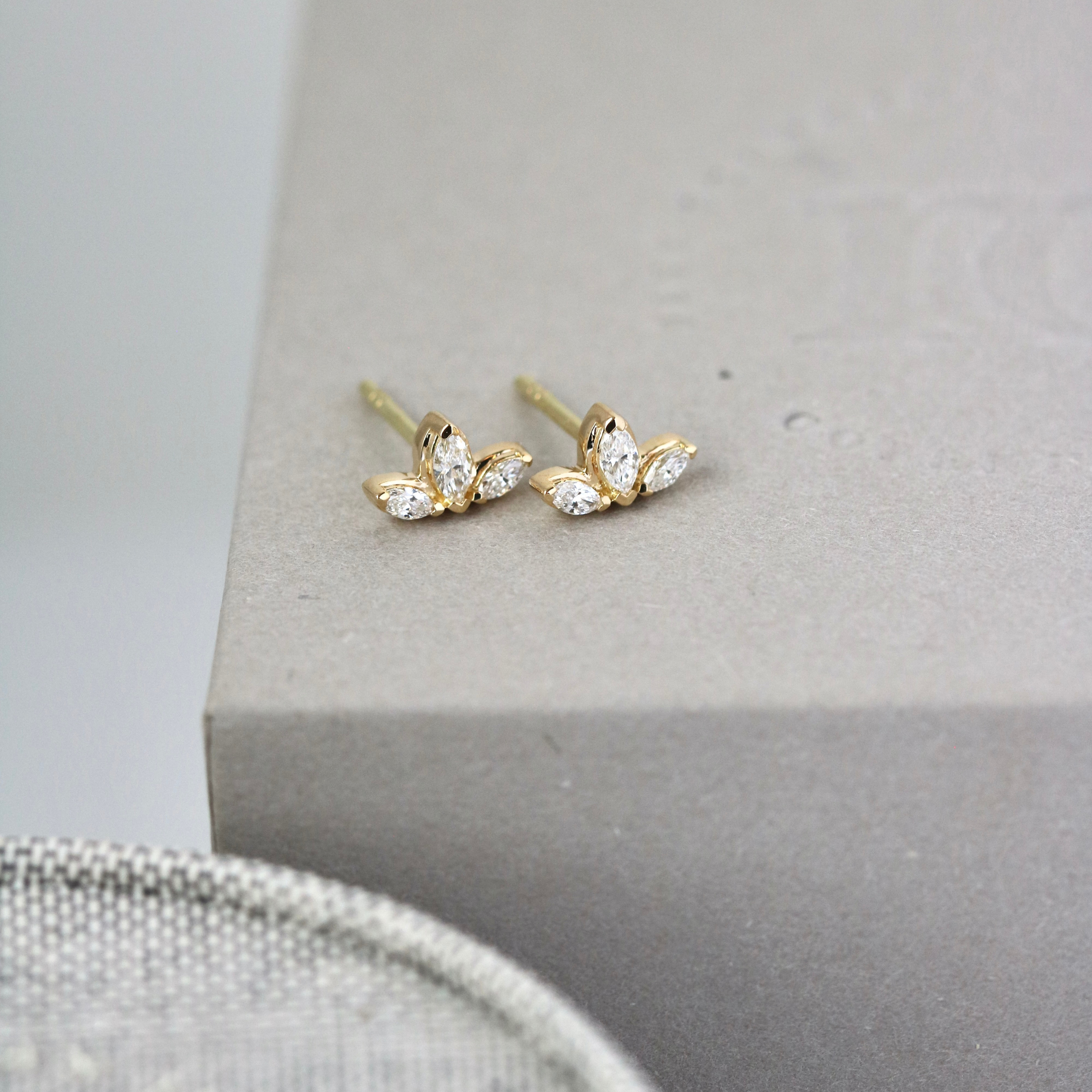 Inner Peace Lotus diamant ørestik - 18kt Hvidguld