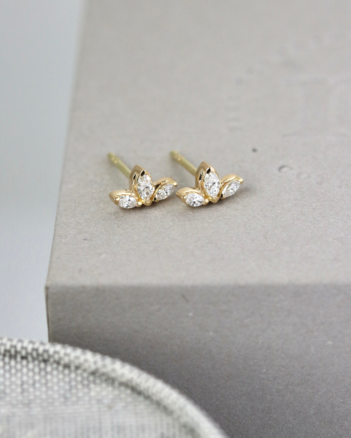 Inner Peace Lotus diamantørestik - 18kt Hvidguld