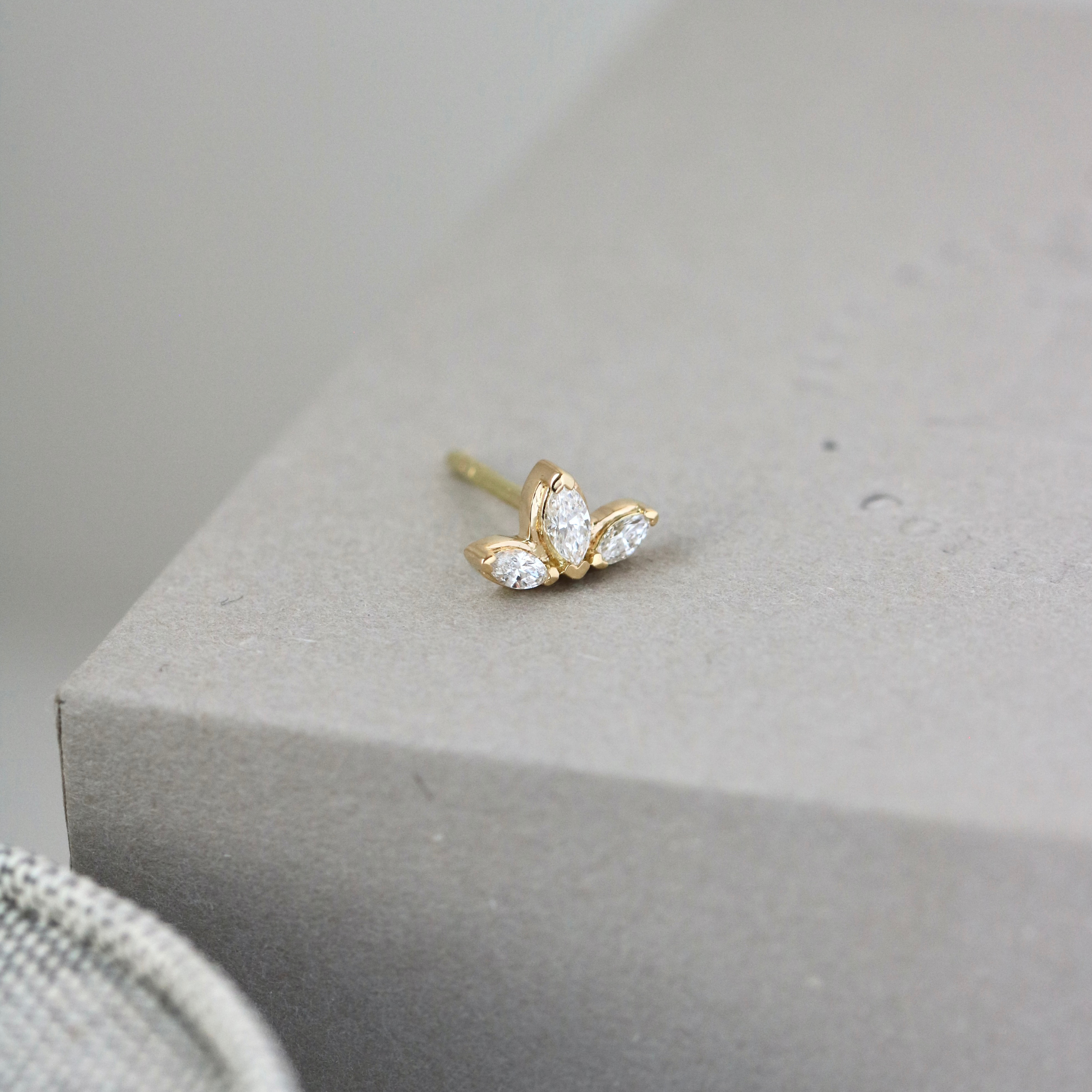 Inner Peace Lotus diamant ørestik - 18kt Hvidguld