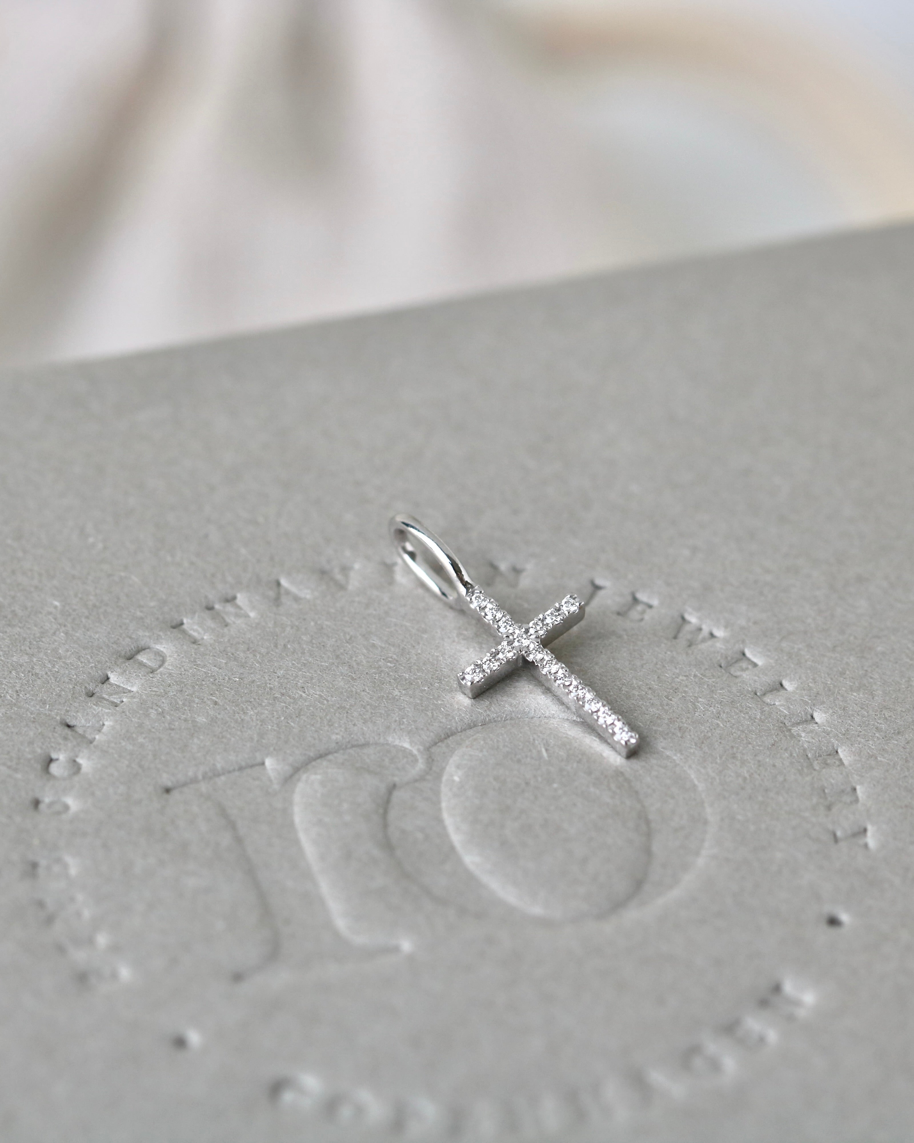 Symbols Kors Diamant vedhæng - 18kt Hvidguld