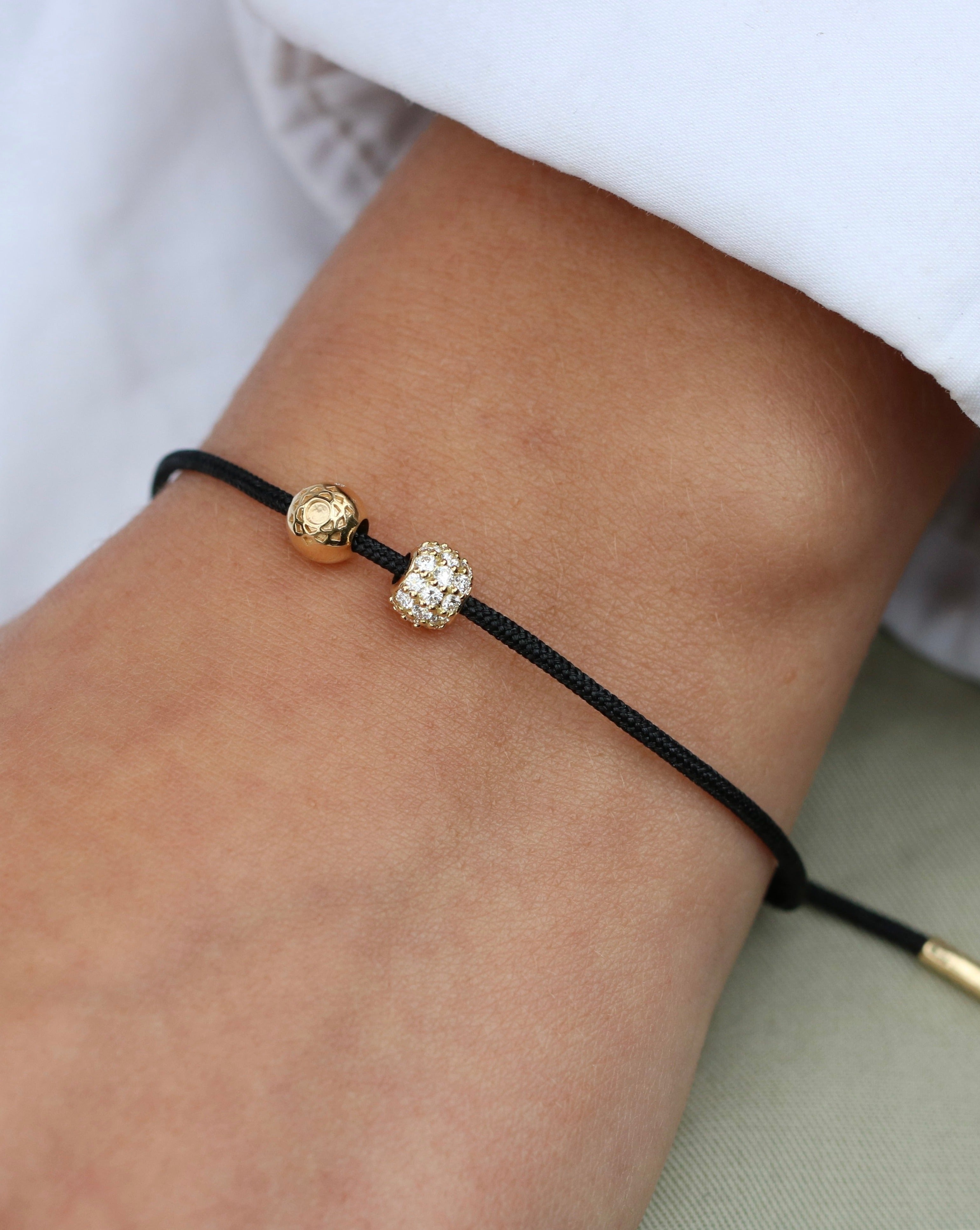 Inner Peace armbånd sort snor - 18kt Hvidguld