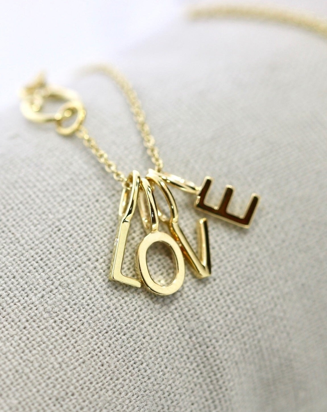 My E vedhæng - 18kt Rødguld