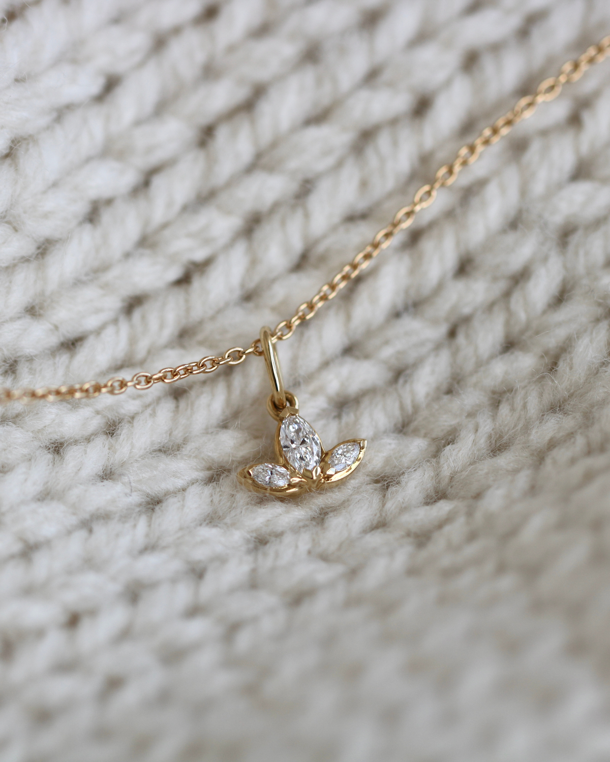 Inner Peace Lotus diamantvedhæng - 18kt Rødguld